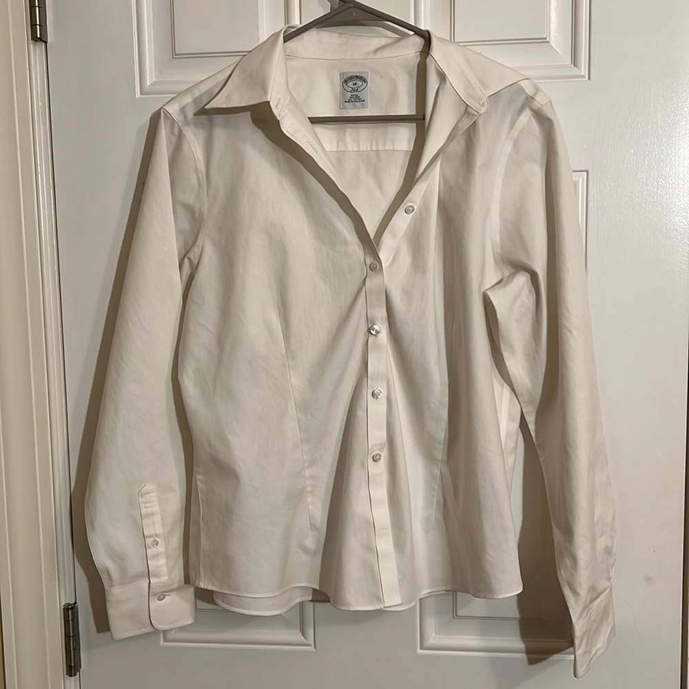 Brooks Brothers women’s 14 346 fitted non-iron all cotton blouse.